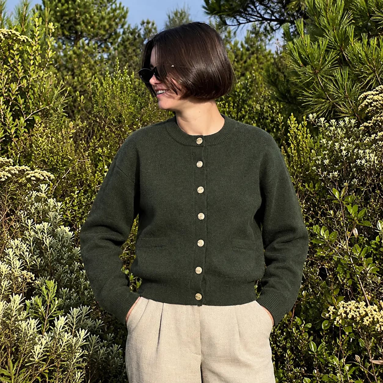 Vue portée du cardigan, un pull écru à la maille généreuse